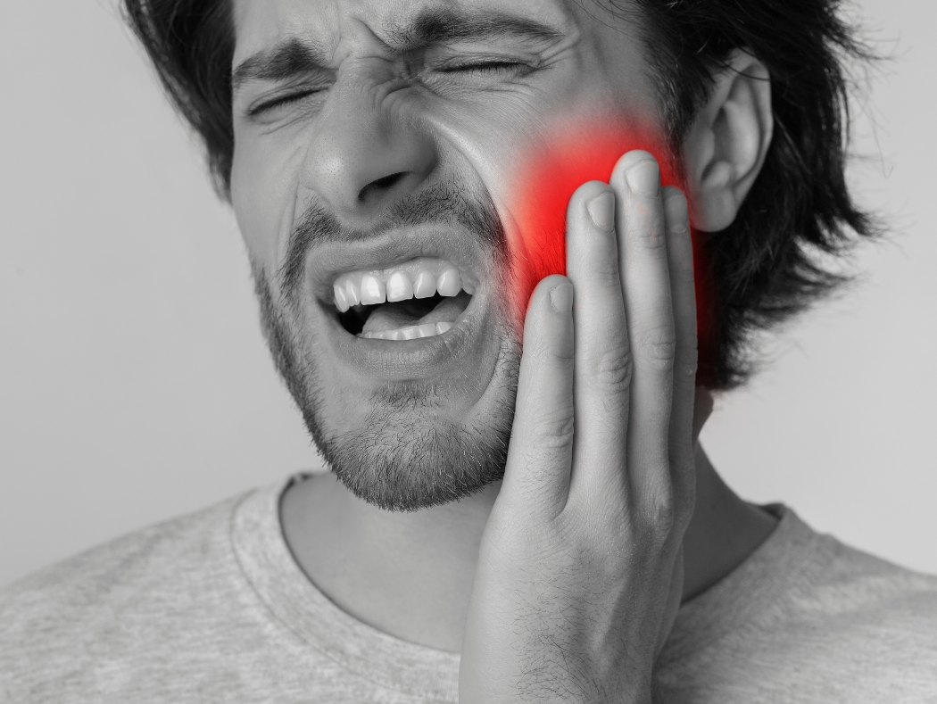 A patient having an emergency dental pain for a toothache in Louisville, KY